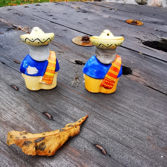 Vintage Ceramic Men in Sombreros Salt and Pepper Shakers - Picture 7 of 13
